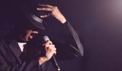 打斷老公歡唱，妻妨害自由遭起訴