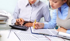 計算資遣費的六個月平均工資有含年終獎金嗎？